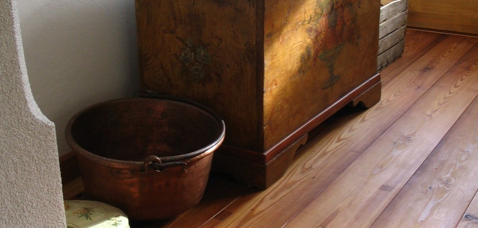 Pavimenti in legno per interni resistenti. pavimento ad incastro un ... Pavimenti in legno per interni resistenti